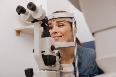 Neşeli pozitif kadın sağlığı hakkında bakım