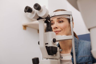 Deney malzemesi, göz kullanan olumlu çekici kadın