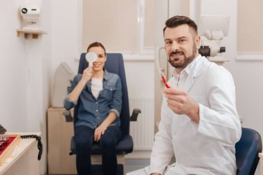 Bir kalem tutan profesyonel güzel doktor