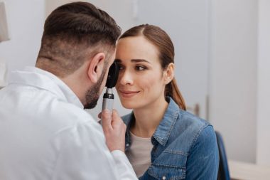 Ophthalmoscope kullanarak hoş güzel doktor