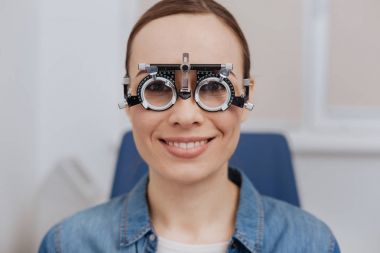 Sana bakmak hoş neşeli kadın