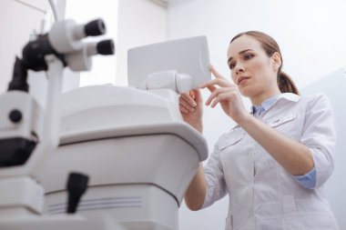 İyi görünümlü hoş kadın Denetim Masası arıyor