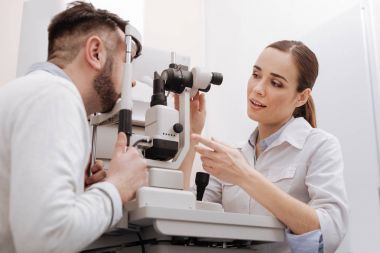 Güzel profesyonel doktor hastasını için konuşma