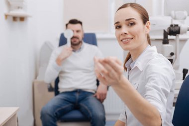 Güzel çekici doktor bir göz grafikler ile çalışma