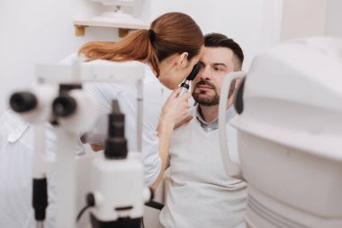 Bir ophthalmoscope kullanarak profesyonel deneyimli göz doktoru