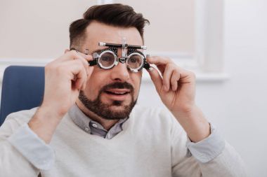 Göz testi gözlüklü güzel sakallı adam