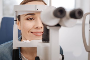 Mutlu güzel kadın bir optometrist ziyaret