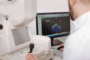 Ekrana bakarak ciddi deneyimli göz doktoru