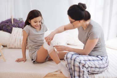 Dikkatli genç anne küçük çocuk hakkında evde bakım