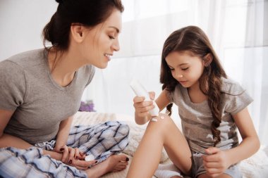 Geveze kadın ve çocuk yeni merhem evde test