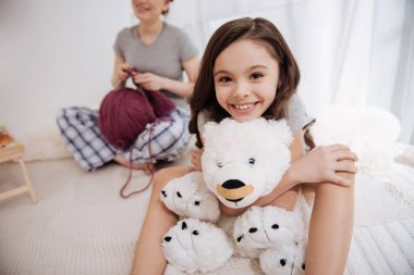 Genç anne ve kızı evde hafta sonu harcama