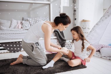 Mutlu genç anne çocuğunu evde sarmak