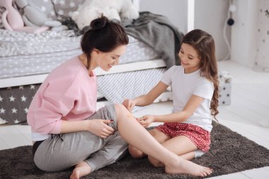 İşin içinde küçük kız anası evde Bakımı