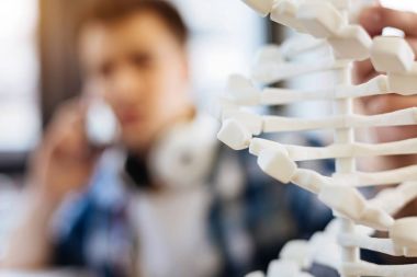 Seçici odak Dna modelinin akıllı öğrenci tarafından muayene ediliyor