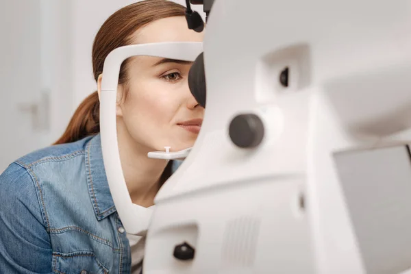 Aantrekkelijke aangename vrouw controleren haar gezichtsvermogen — Stockfoto