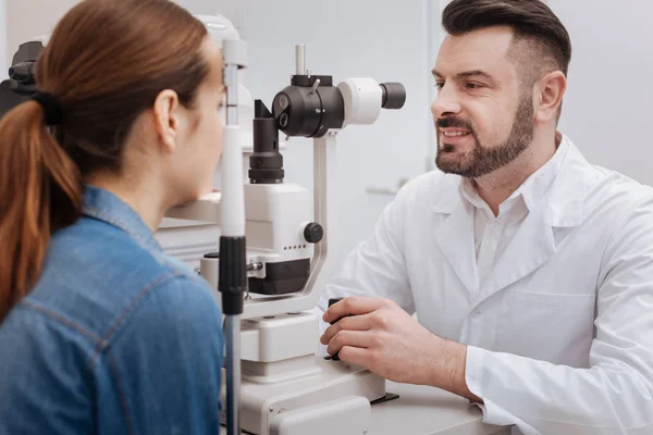 Bonito médico barbudo que trabalha com equipamentos médicos — Fotografia de Stock