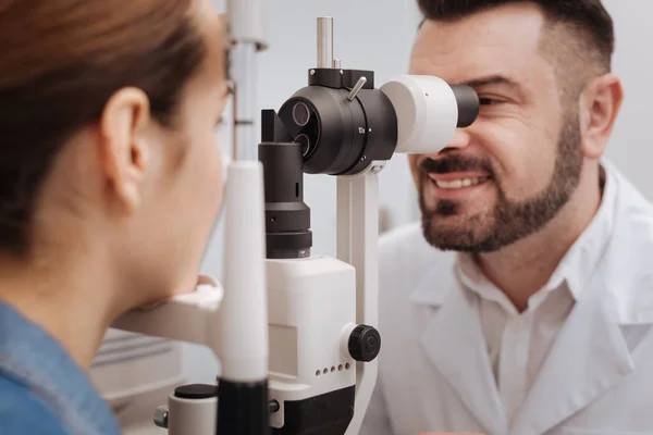 Delizioso medico allegro guardando nella lente — Foto Stock