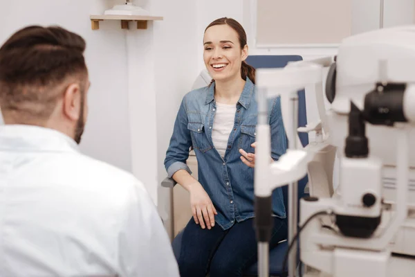 Heureuse femme positive interagissant avec son médecin — Photo