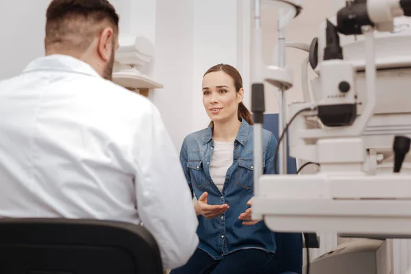 Trevlig bra söker kvinna talar med sin ögonläkare — Stockfoto