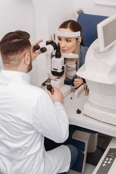 Médico profesional con experiencia trabajando con un paciente —  Fotos de Stock