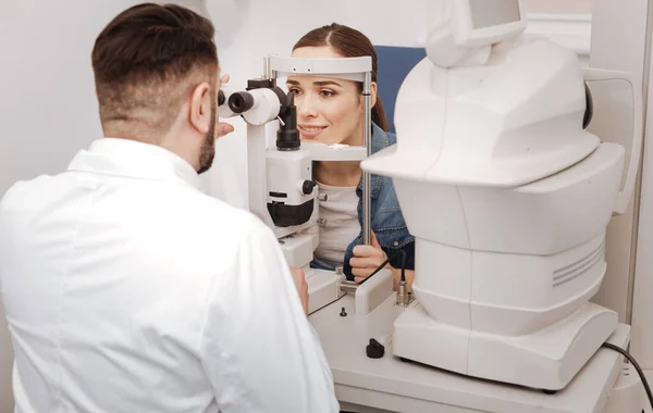 Professionelle männliche Augenarzt sitzt seinem Patienten gegenüber — Stockfoto