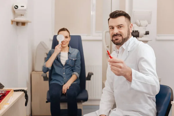 Professionelle netter Arzt hält einen Stift — Stockfoto