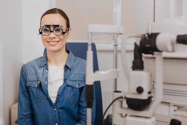 Encantada mujer feliz con gafas de prueba de ojo —  Fotos de Stock