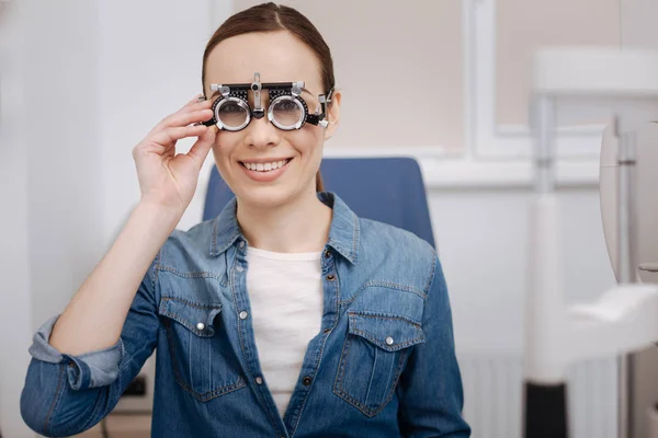 Чудова красива жінка фіксує окуляри для тестування очей — стокове фото