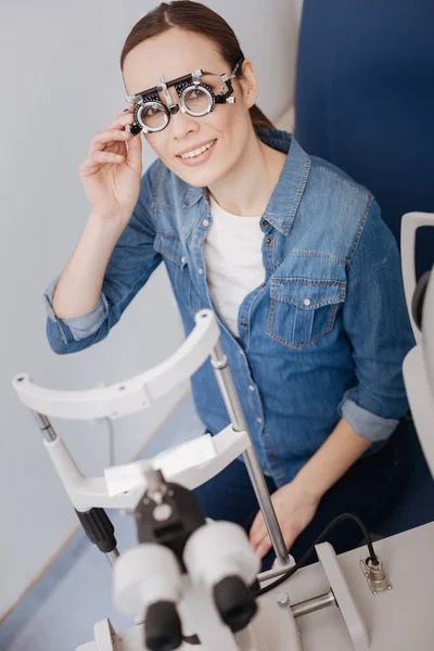 Ευχάριστη χαρούμενα γυναίκα που φοράει γυαλιά εξέταση — Φωτογραφία Αρχείου