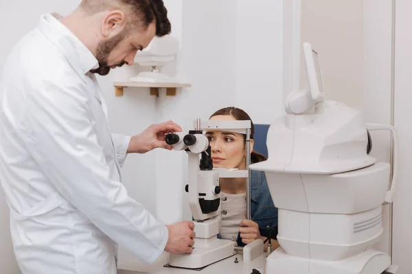 Profesionální zkušený lékař pomocí diagnostického zařízení — Stock fotografie