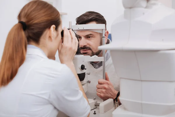 Ευχάριστη γυναίκα γιατρό δοκιμή όραμα τον ασθενή της — Φωτογραφία Αρχείου