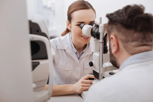 Fröhlich positive Ärztin genießt ihren Job — Stockfoto