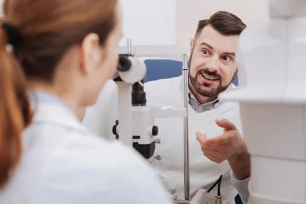 Hermoso paciente barbudo haciendo la pregunta — Foto de Stock