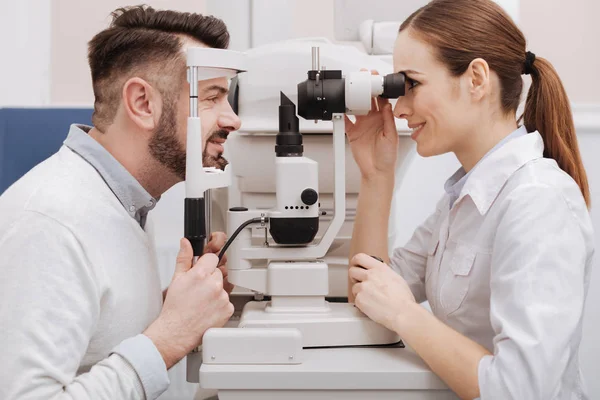 Alegre encantado homem ter seus olhos testados — Fotografia de Stock