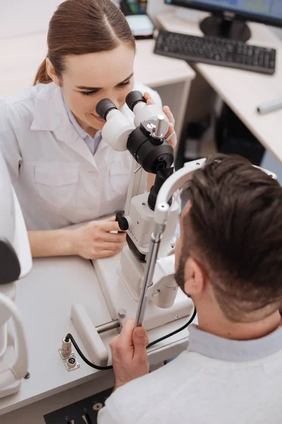 Widok góry kobiece optyk, badanie jej pacjenta — Zdjęcie stockowe