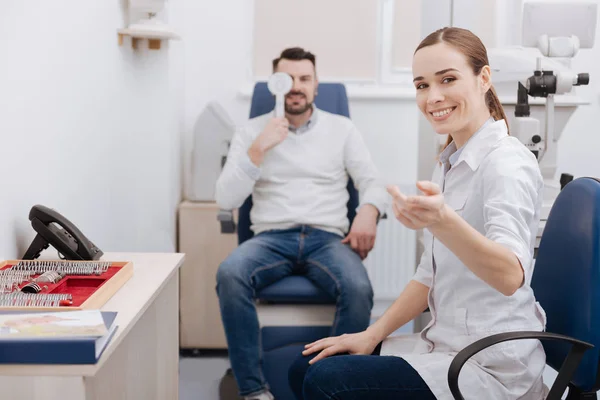 Deleitado oftalmólogo feliz apuntando a la carta de los ojos —  Fotos de Stock