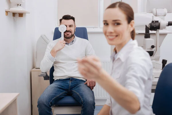 Fröhlicher netter Mann, der sein rechtes Auge schließt — Stockfoto