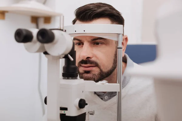 Paciente bonito grave que tem sua visão testada — Fotografia de Stock