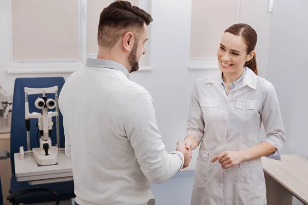 Prazer médico agradável e paciente cumprimentando uns aos outros — Fotografia de Stock