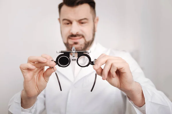 Speciella ögat undersökning glasögon i läkare händer — Stockfoto