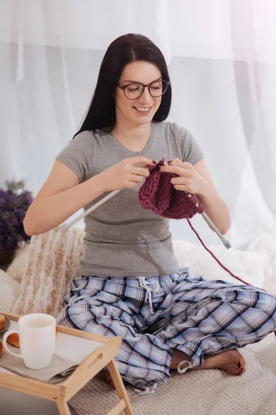 Joven talentosa practicando tejer en casa — Foto de Stock