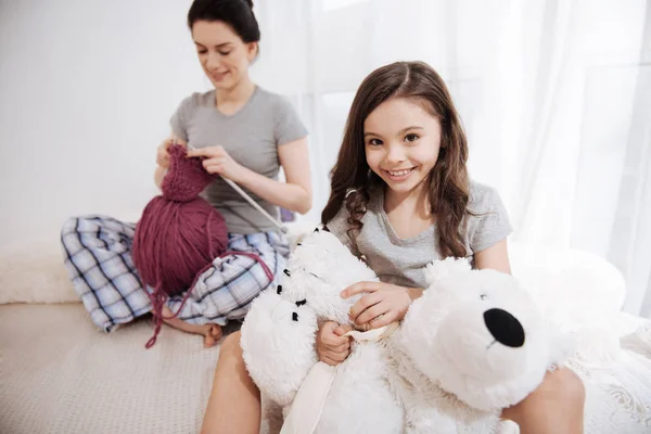 Glimlachend jonge moeder en dochter genietend van weekend thuis — Stockfoto