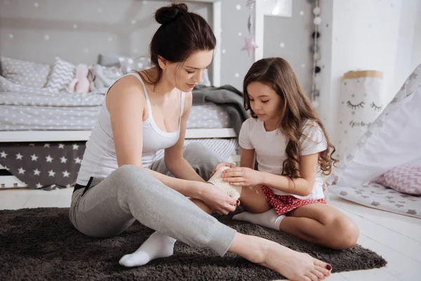 Älskande ung mamma njuter medicin med hennes dotter hemma — Stockfoto