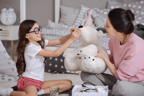 Figlia giocosa e madre si divertono a casa — Foto Stock