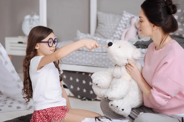 Cuidar a un niño pequeño disfrutando tratando juguetes con la madre en casa —  Fotos de Stock