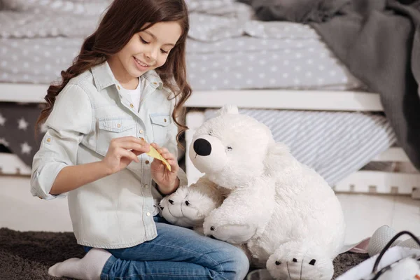 Niño reflexivo disfrutando de oso esponjoso en el dormitorio —  Fotos de Stock