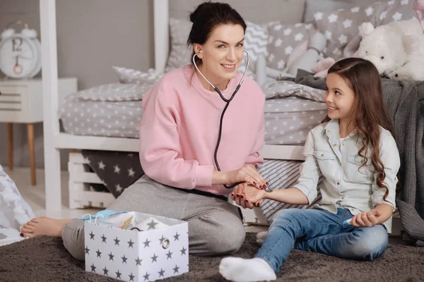 Carismática joven madre divirtiéndose con su hija en casa — Foto de Stock