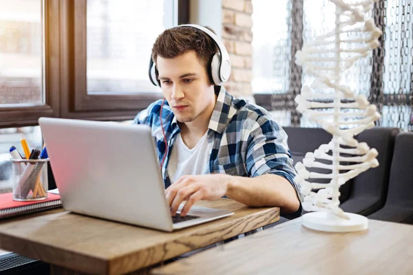 Dizüstü bilgisayar kullanan genç adam konsantre — Stok fotoğraf