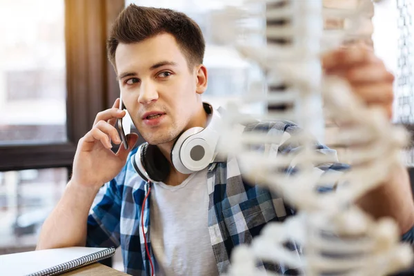 Estudante inteligente agradável falar no telefone celular — Fotografia de Stock