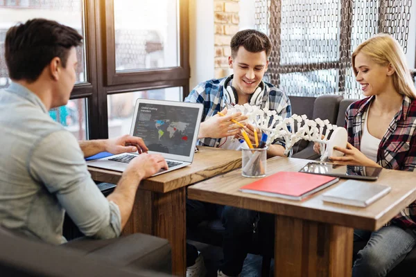 Fröhliche Studenten studieren Genetik — Stockfoto